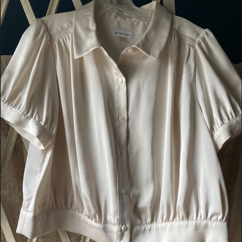 Calvin Klein LG off-white satiny short-sleeved peter pan